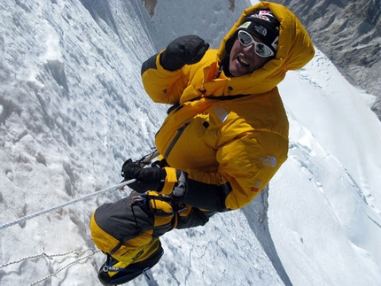 Makalu winter 2009 - Simone Moro climbing towards Makalu La