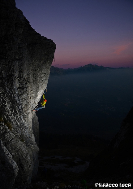 Stortoland, Monte Dolada, Alpago - Enrico De Nard 'Thunder' in Photoshooting a Stortoland, la nuova falesia di drytooling al Monte Dolada