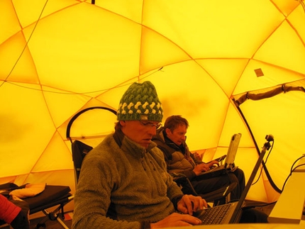Makalu winter 2009 - The 'press office' of the expedition