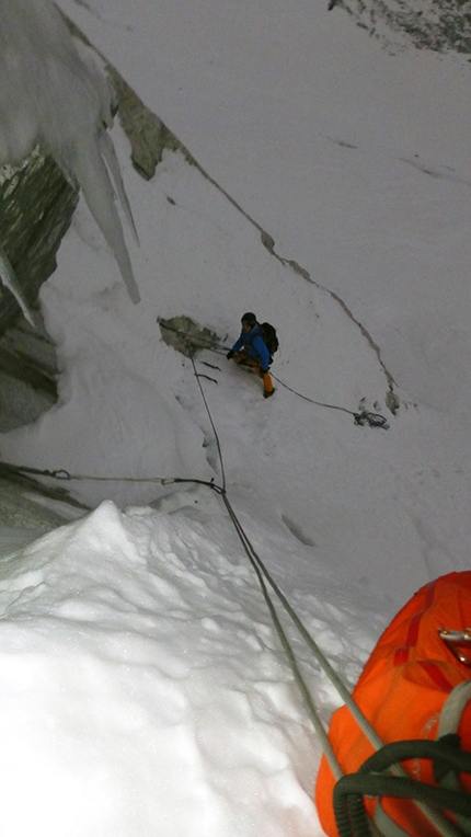 Monte Adamello, Daniele Frialdi, Marco Verzeletti - Durante la prima salita di La DaMa, Monte Adamello parete nord: l'attacco della via