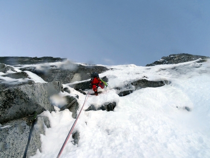 Monte Adamello, Daniele Frialdi, Marco Verzeletti - Durante la prima salita di La DaMa, Monte Adamello parete nord: Daniele Frialdi sul secondo tiro