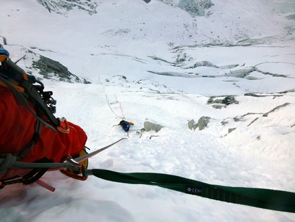 Monte Adamello, Daniele Frialdi, Marco Verzeletti - Durante la prima salita di La DaMa, Monte Adamello parete nord: sul secondo tiro