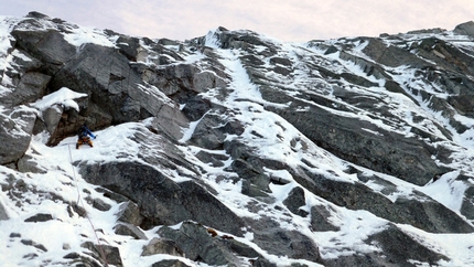 Monte Adamello, Daniele Frialdi, Marco Verzeletti - Durante la prima salita di La DaMa, Monte Adamello parete nord: Marco Verzeletti attraversa il tetto del terzo tiro