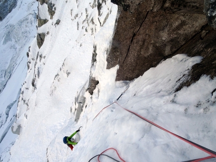 Monte Adamello, Daniele Frialdi, Marco Verzeletti - Durante la prima salita di La DaMa, Monte Adamello parete nord: Daniele Frialdi sul terzo tiro