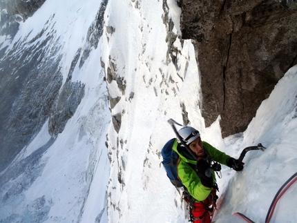 Monte Adamello, Daniele Frialdi, Marco Verzeletti - Durante la prima salita di La DaMa, Monte Adamello parete nord: Daniele Frialdi arriva in sosta del terzo tiro