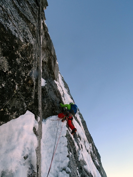 Monte Adamello, Daniele Frialdi, Marco Verzeletti - Durante la prima salita di La DaMa, Monte Adamello parete nord: Daniele Frialdi sul traverso del quarto tiro