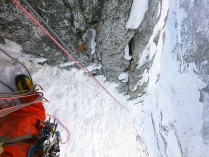 Monte Adamello, Daniele Frialdi, Marco Verzeletti - Durante la prima salita di La DaMa, Monte Adamello parete nord: da dentro la goulotte del quarto tiro