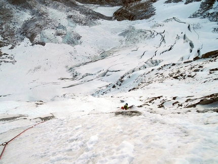 Monte Adamello, Daniele Frialdi, Marco Verzeletti - Durante la prima salita di La DaMa, Monte Adamello parete nord: Daniele Frialdi sulle placche del quinto tiro