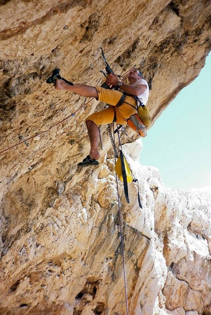 Climbing at Casarotto, Capo Caccia (Alghero, Sardinia) - Maurizio Oviglia rebolting a route at Casarotto, Capo Caccia (Alghero, Sardinia)