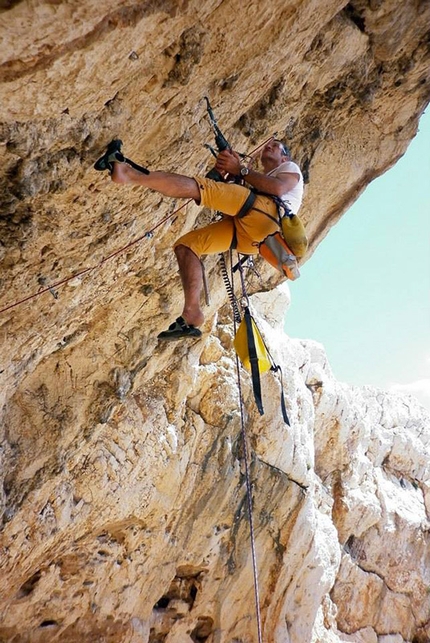 Falesia Casarotto a Capo Caccia (Alghero) - Maurizio Oviglia durante il lavoro di richiodatura