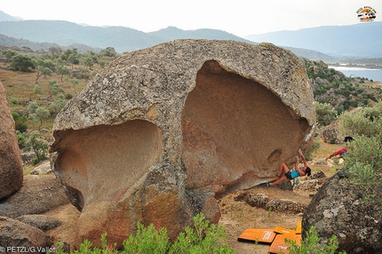 Petzl RocTrip 2014 - Nina Caprez sui boulder attorno al lago Bafa, Turchia, durante il Petzl RocTrip 2014.