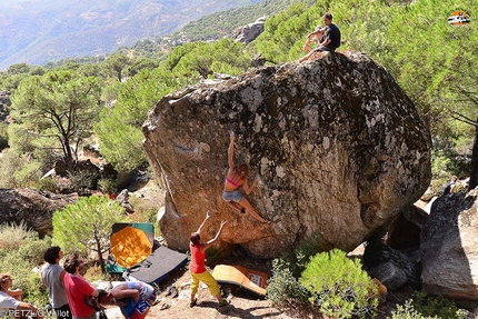 Petzl RocTrip 2014 - Boulder attorno al lago Bafa, Turchia, durante il Petzl RocTrip 2014.