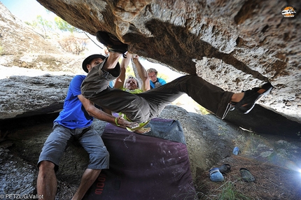 Petzl RocTrip 2014 - Boulder attorno al lago Bafa, Turchia, durante il Petzl RocTrip 2014.