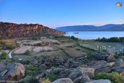 Petzl RocTrip 2014 - Boulder attorno al lago Bafa, Turchia, durante il Petzl RocTrip 2014.