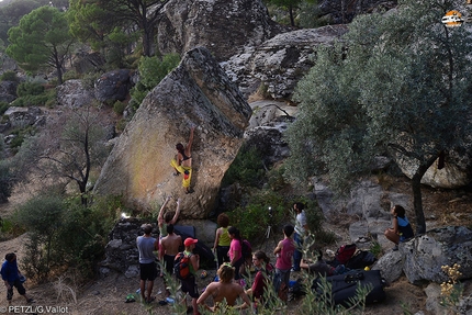 Petzl RocTrip 2014 - Boulder attorno al lago Bafa, Turchia, durante il Petzl RocTrip 2014.