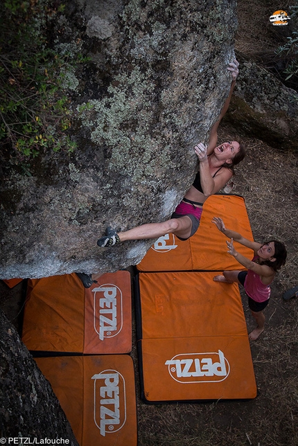 Petzl RocTrip 2014 - Boulder attorno al lago Bafa, Turchia, durante il Petzl RocTrip 2014.