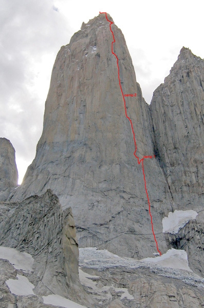 South African Route, Paine - La bellissima linea della via degli sudafricani che prende il grande cammino sulla Parete Est della Torre Centrale del Paine, Cile. Salito per la prima volta nel inverno 1973/74, ora è stata liberata a 7b+.