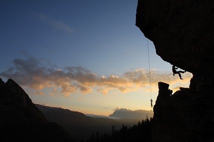 Sas de Dlacia (Val Badia, Dolomites) - The huge roof and static rope.