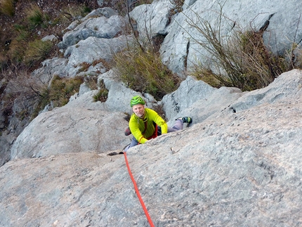 Pilastri dell’Angelone (Valsassina, Lecco) - Ivo Ferrari arrampica sulla favolosa roccia dei Pilastri dell'Angelone