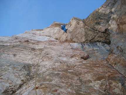 Wüstenblume, Sass de la Crusc, Simon Gietl, Adam Holzknecht - Simon Gietl e Adam Holzknecht durante l'invernale di Wüstenblume, Sass de la Crusc, Dolomiti il 22-23/12/2014