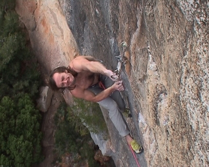 Dave MacLeod - Dave MacLeod on L'odi Social 8c+, Siurana. Photo Paul Diffley, www.hotaches.com