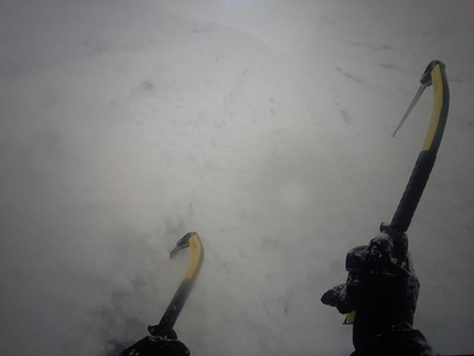 Markus Pucher, Cerro Torre, Patagonia - Markus Pucher in solitaria sul Cerro Torre in piena bufera il 27/12/2014