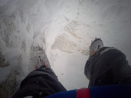 Markus Pucher, Cerro Torre, Patagonia - Markus Pucher in solitaria sul Cerro Torre in piena bufera il 27/12/2014