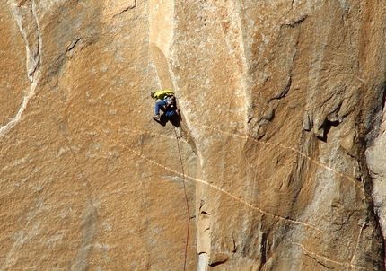 Tommy Caldwell, Kevin Jorgeson, El Capitan - Tommy Caldwell sale un tiro di 5.9 pitch insieme a Kevin Jorgeson, durante il loro tentativo di salire dal basso ed in libera la Dawn Wall su El Capitan in Yosemite.