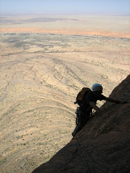 Mali - Elio Gemmi sulla via Pujos all'Hombori Tondo, Mali.