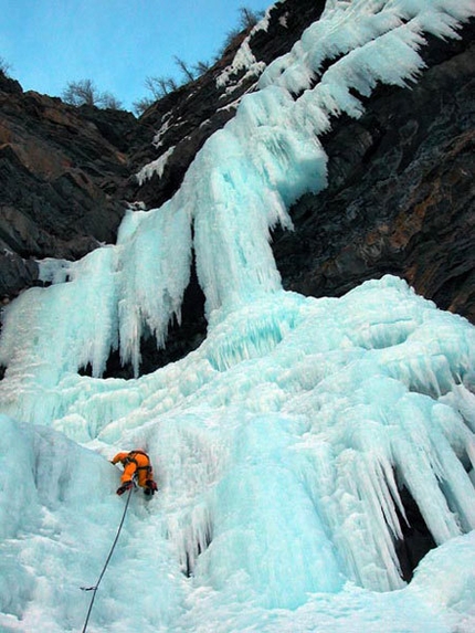 Freissinières - ice climbing Eldorado in France - Geronimo, first pitch.