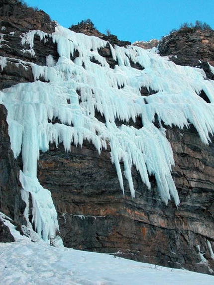 Freissinières - ice climbing Eldorado in France - The sector which hosts Geronimo and Au-dela des ombres.