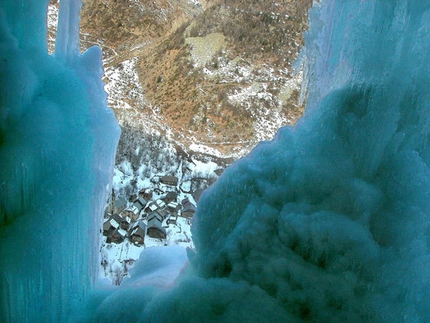 Freissinières - ice climbing Eldorado in France - Viollins from the base of the drip.