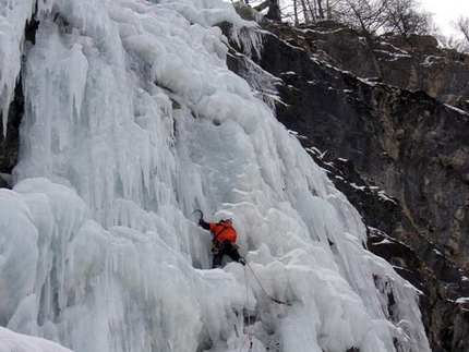 Freissinières - ice climbing Eldorado in France - Impatience second pitch. Tono Carasol in action.