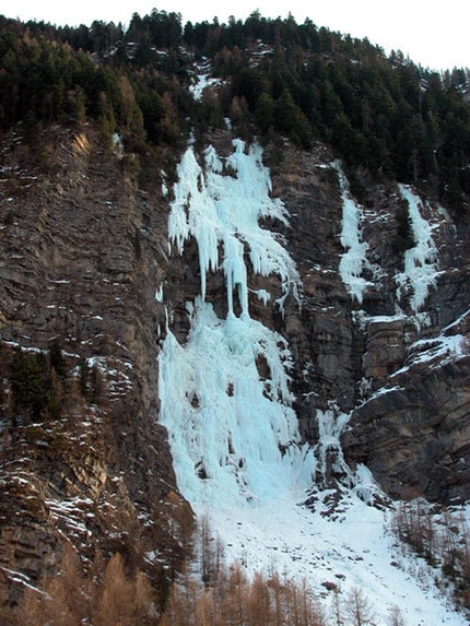 Freissinières - ice climbing Eldorado in France - Les Viollins.