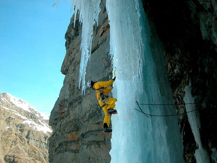 Freissinieres - ice climbing in the Ecrins, France