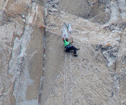 Tommy Caldwell, Kevin Jorgeson, El Capitan - Successo! Kevin Jorgeson celebra dopo aver finalmente salito in libera il 15° tiro sulla Dawn Wall, El Capitan, Yosemite