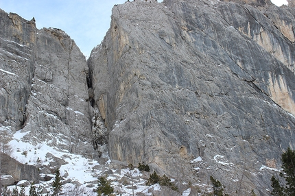 Dlacion de Frea, Sella, Dolomiti - Durante la prima salita di Dlacion de Frea (WI6/M6, 110m, Lukas Runggaldier, Alex Peristi, Willi Comploi), Sella, Dolomiti