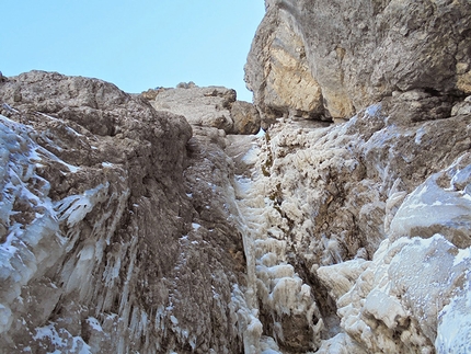 Dlacion de Frea, Sella, Dolomites - Pitch 2 seen by Philipp Angelo and Jacopo Larcher during the third ascent of the icefall Dlacion de Frea (WI6/M6, 110m), Sella, Dolomites