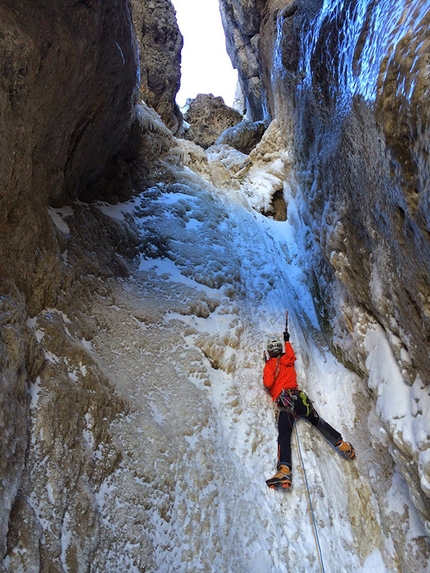 Dlacion de Frea, Sella, Dolomites - Philipp Angelo on pitch 3 of Dlacion de Frea (WI6/M6, 110m), Sella, Dolomites during the third ascent