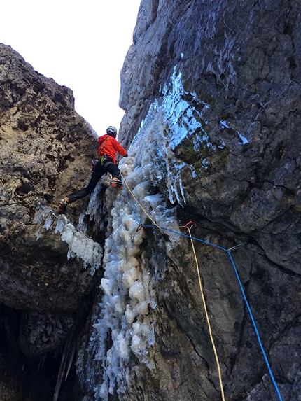 Dlacion de Frea, Sella, Dolomiti - Philipp Angelo sul quarto tiro di Dlacion de Frea (WI6/M6, 110m), Sella, Dolomiti durante la seconda ripetizione