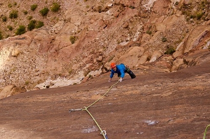 Wadi Rum, Giordania - Jozo Kristoffy e Martin Krasnansky sul tiro chiave di Rock Empire a Jebel Rum, Wadi Rum, Giordania