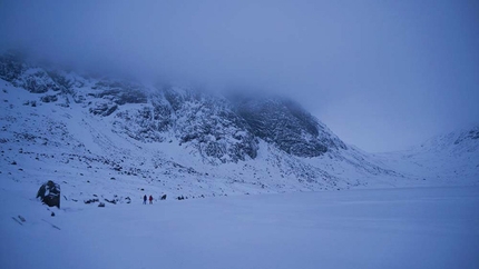 Greg Boswell, Guy Robertson, Range War, Creag an Dubh Loch, Scozia - L'avvicinamento a Creag an Dubh Loch sulla superficie ghiacciata di Loch Muick.