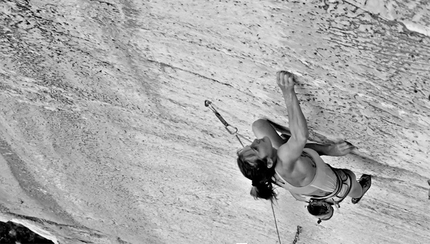 Argyro Papathanasiou - Argyro Papathanasiou climbing Au revoir 8b+/8c at Spilia Daveli, Athens, Greece