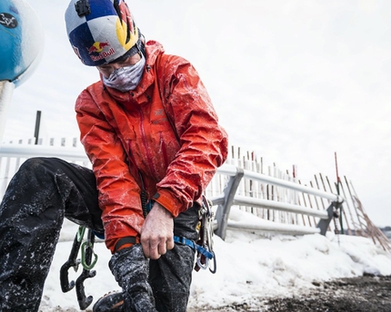 Will Gadd Niagara Falls - Will Gadd climbing the Niagara Falls on 27 January 2015