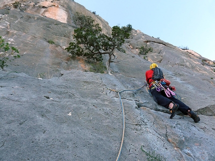 Arrampicata in Sardegna - Sandro Buluggiu durante la prima ripetizione di Saratoga (6b+, 410m, Slavek Dostal, Jan Kareš, 12/2014) insieme a Maurizio Oviglia.