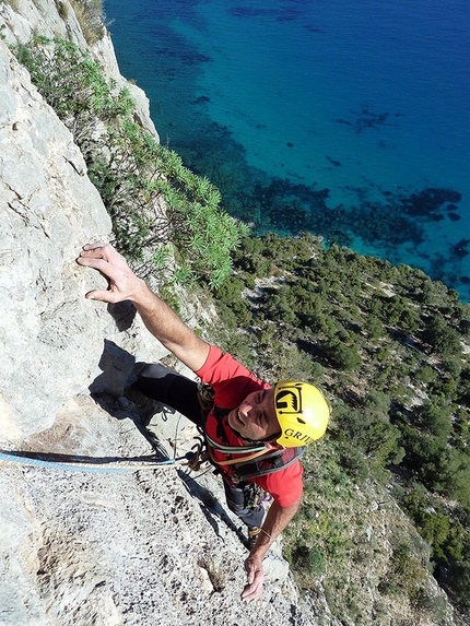 Arrampicata in Sardegna - Sandro Buluggiu durante la prima ripetizione di Saratoga (6b+, 410m, Slavek Dostal, Jan Kareš, 12/2014) insieme a Maurizio Oviglia.