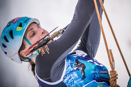 Marianne van der Steen D13+ drytooling flash at Bus del Quai, Italy