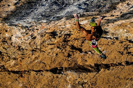 Sachi Amma - Sachi Amma ripete Fight or Flight 9b ad Oliana, Spagna. Questa è la terza salita dopo Chris Sharma, Adam Ondra e Jakob Schubert.