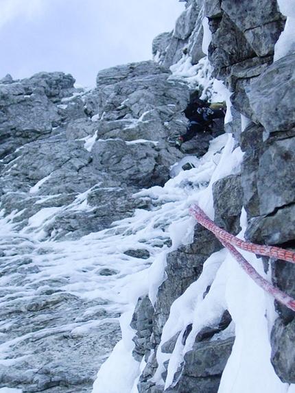 Apuane alpinismo invernale - Il tiro chiave della Frisoni - Stagno al Grondilice