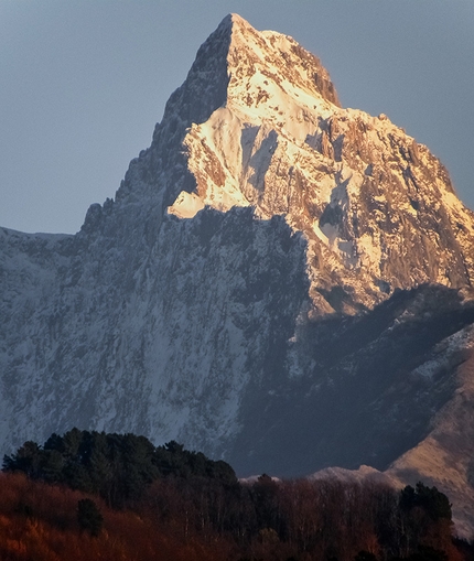 Apuane alpinismo invernale - La cresta Nattapiana separa l'ombrosa parete nord del Pizzo d'Uccello dal versante meridionale